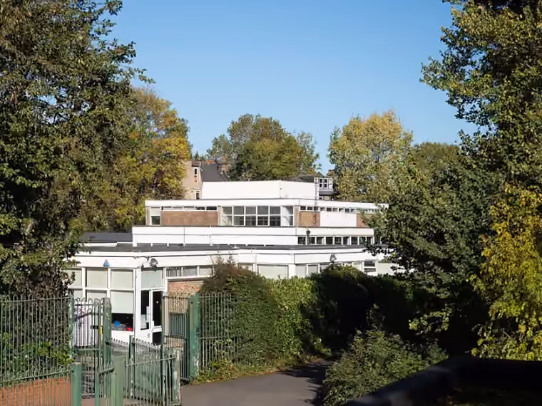 Muswell Hill Primary School, London N10, from the Muswell Hill entrance to Alexandra Palace